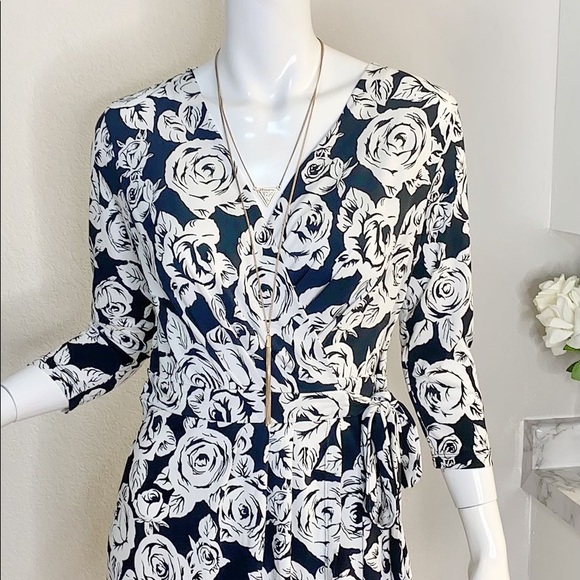 BEAUTIFUL BLACK & WHITE FLORAL WRAP DRESS! - Picture 4 of 6